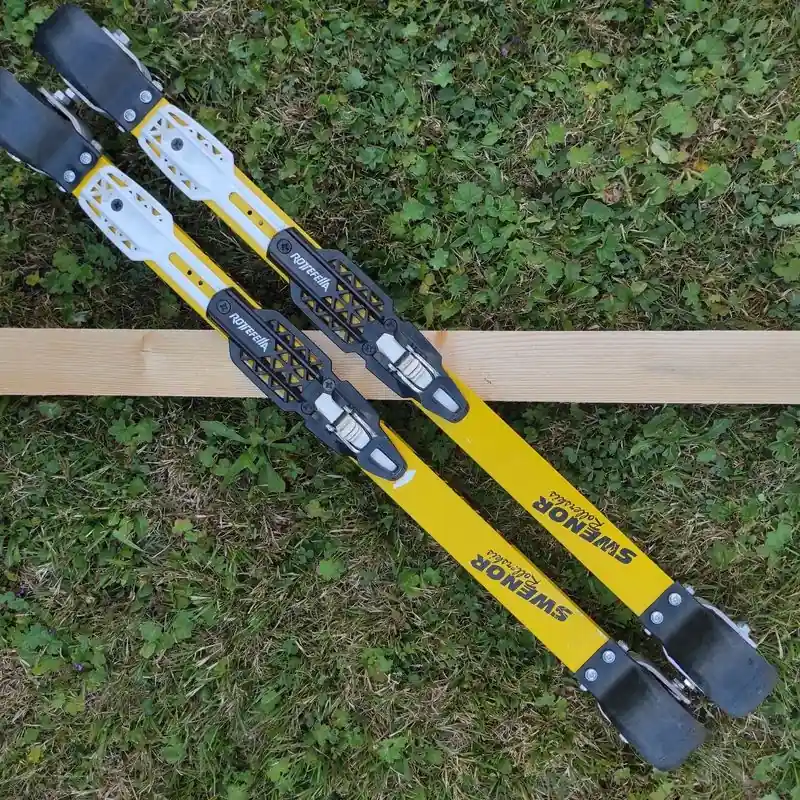 SWENOR ALUTECH 2 + vázání NNN, klasické kolečkové lyže, použité Sleva